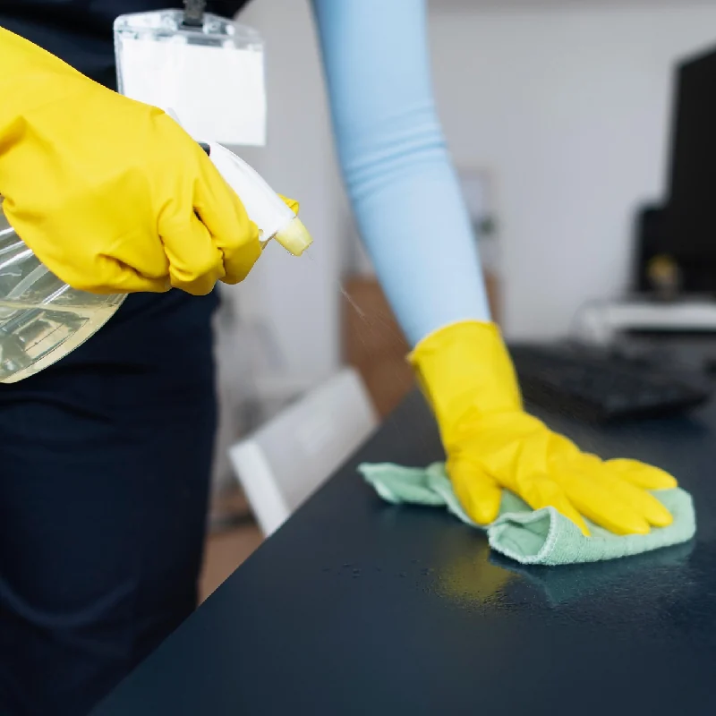Sauberer Büro-Arbeitsplatz nach professioneller Reinigung